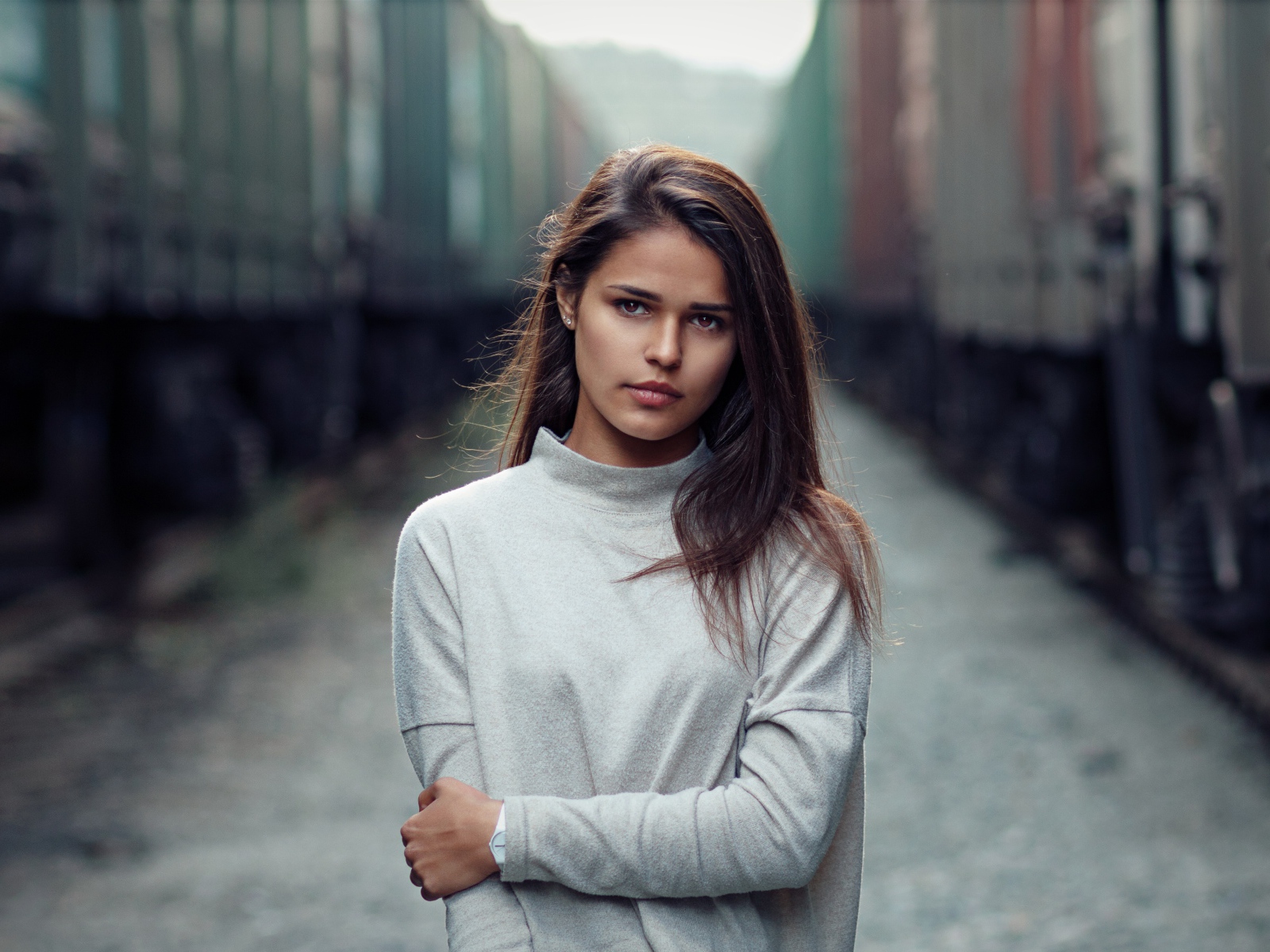 Грустная шатенка с карими глазами