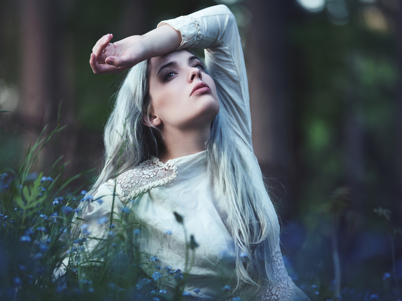 Грустная молодая блондинка в голубых цветах