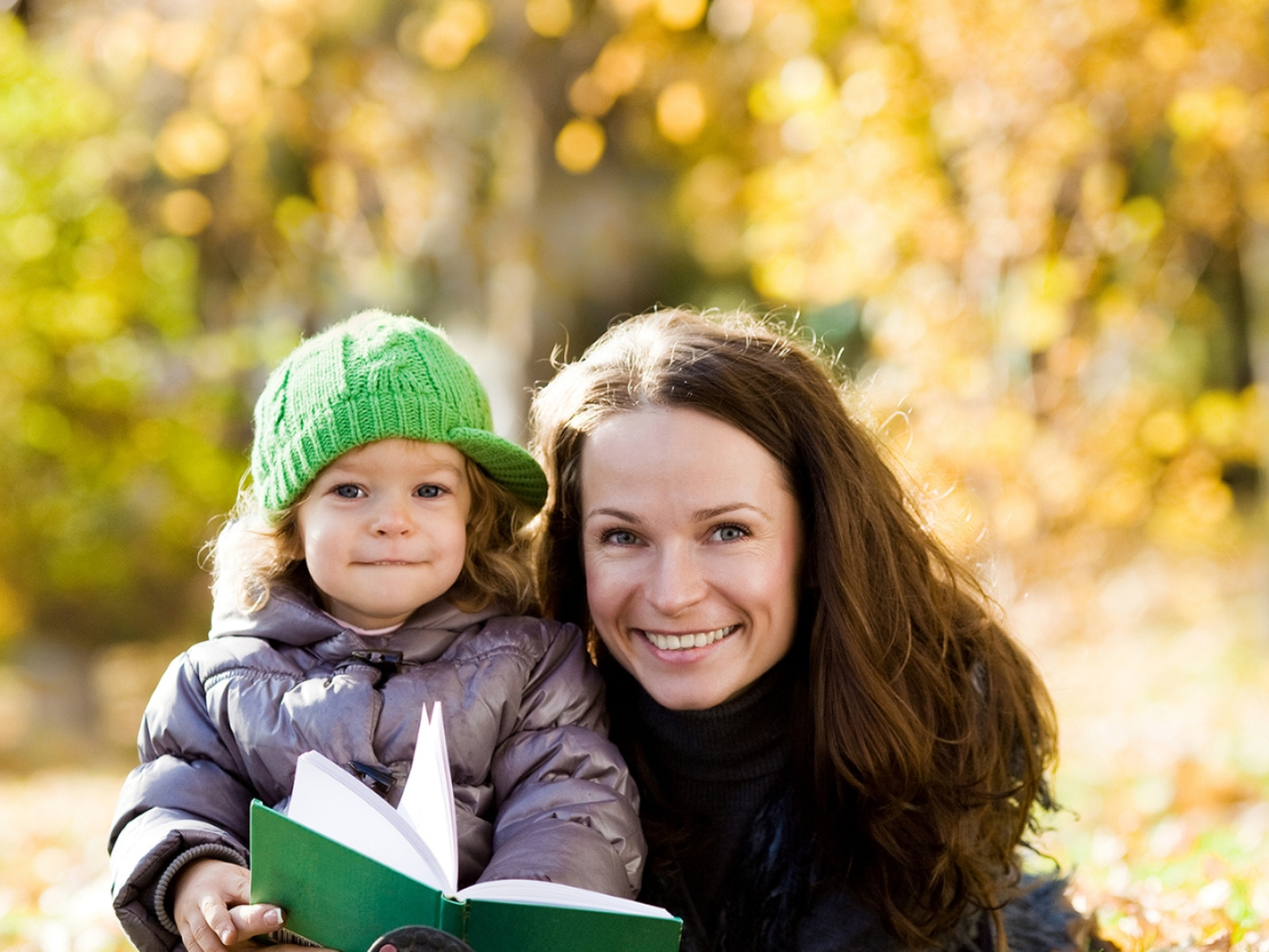 Маму группой читать. Счастливая мама с ребенком. Чтение на природе. Фото девушки с ребенком. Счастливая девушка с ребенком.