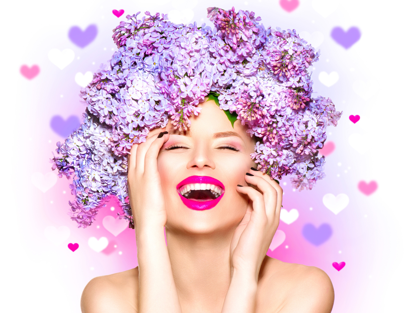 Улыбающаяся девушка с цветами сирени на голове