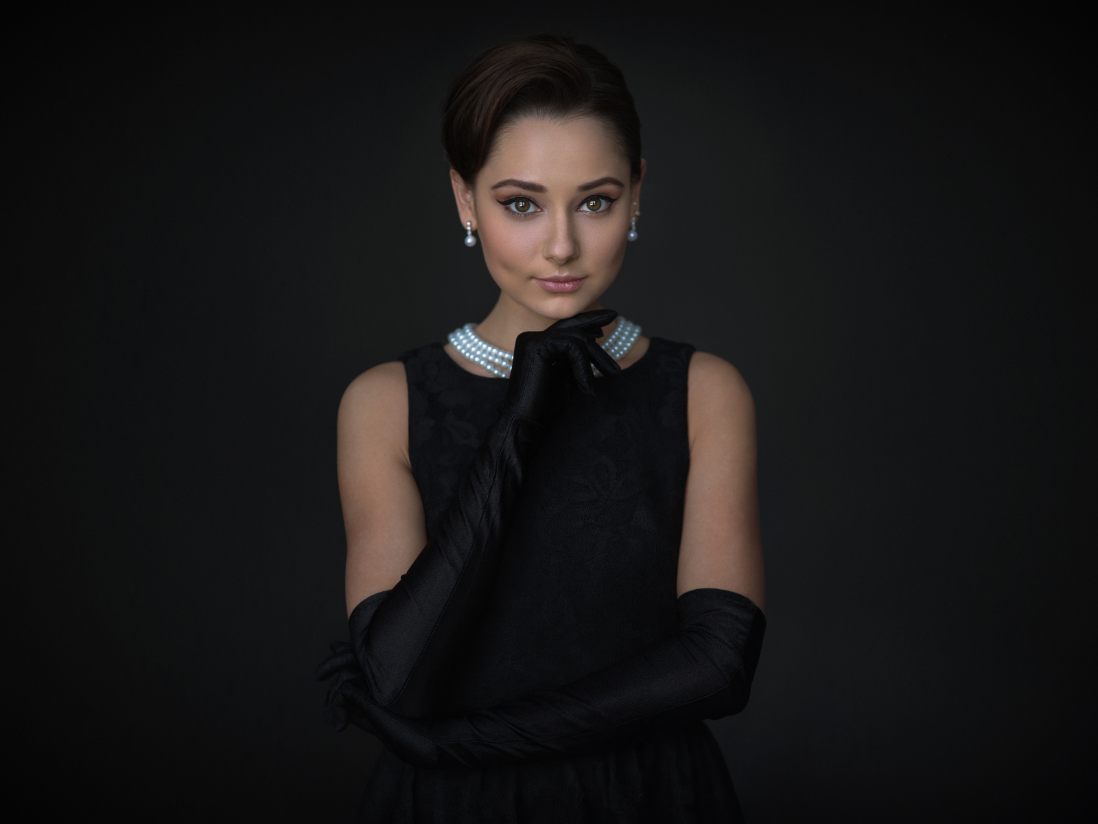 Стильная девушка в маленьком черном платье