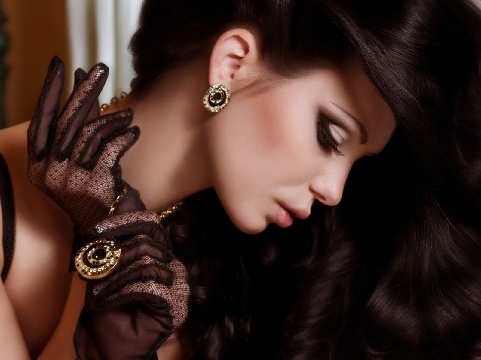 Стильная длинноволосая брюнетка с дорогими украшениями