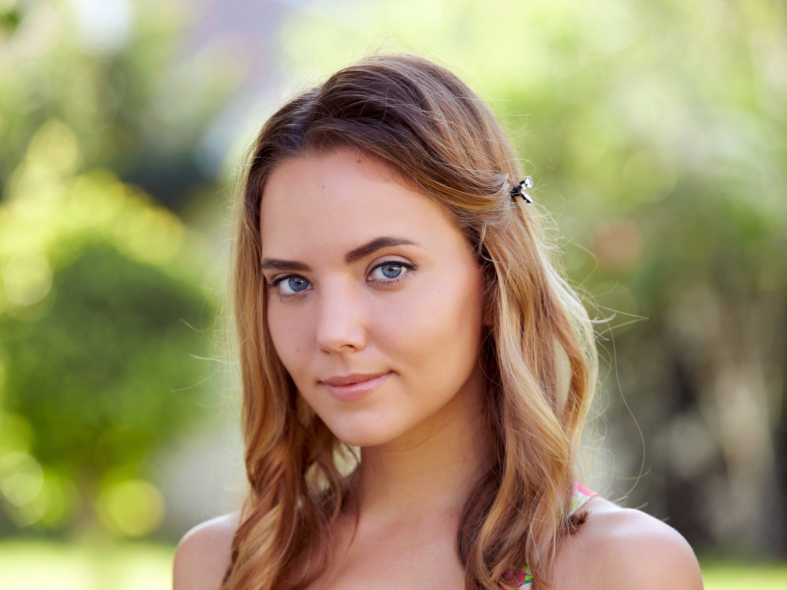 Нежная голубоглазая шатенка с заколкой в волосах 