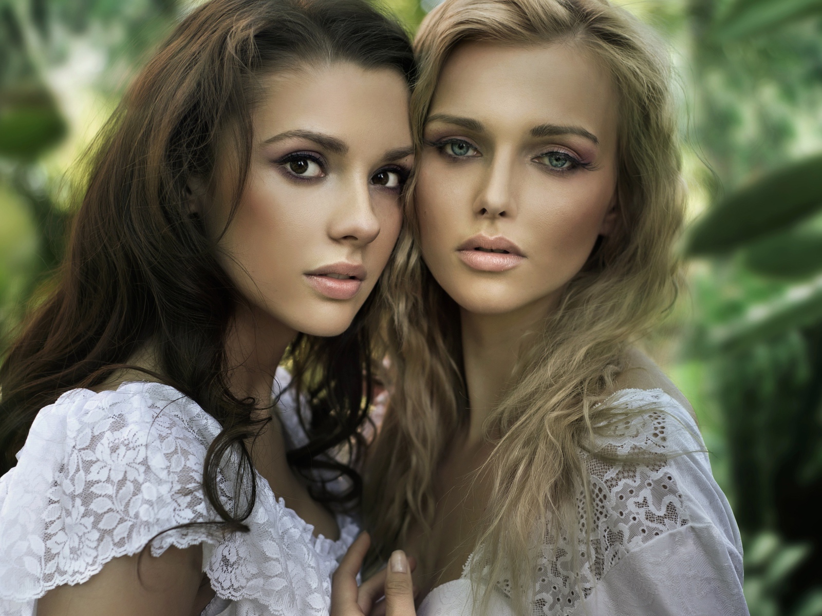 Две красивые девушки в белых платьях