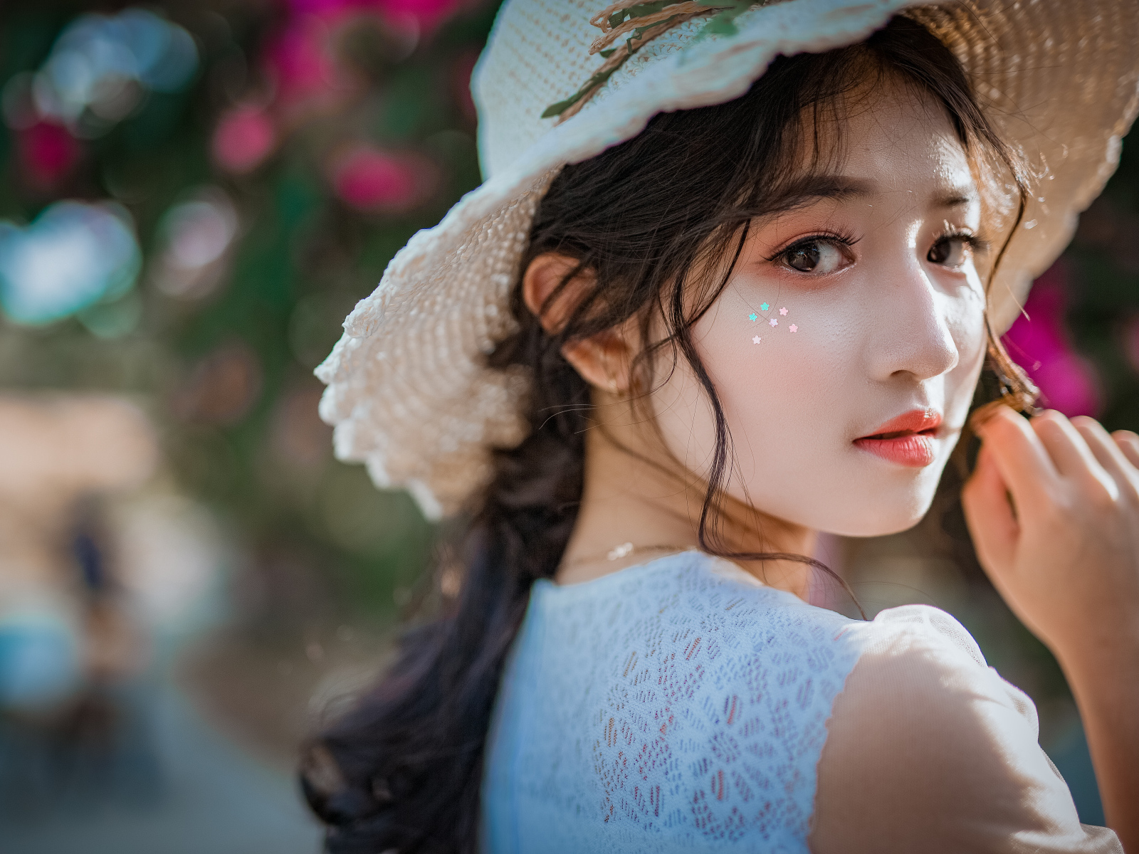 Молодая азиатка с соломенной шляпе 