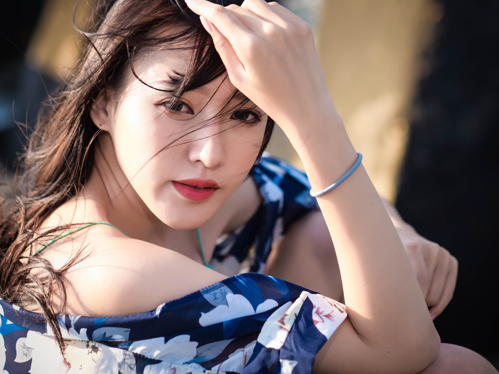 Молодая азиатка в лучах солнца