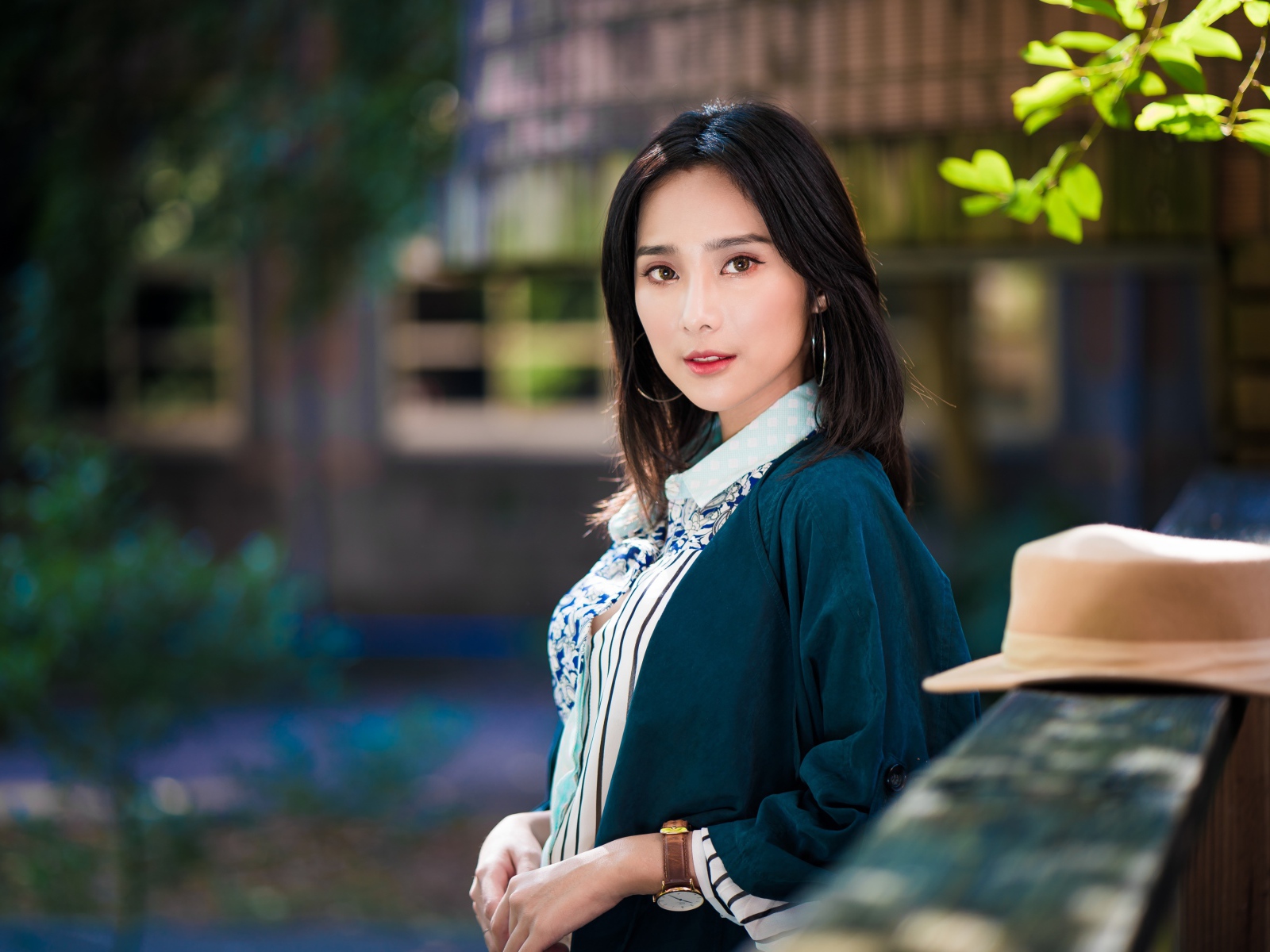 Молодая девушка азиатка со шляпой 