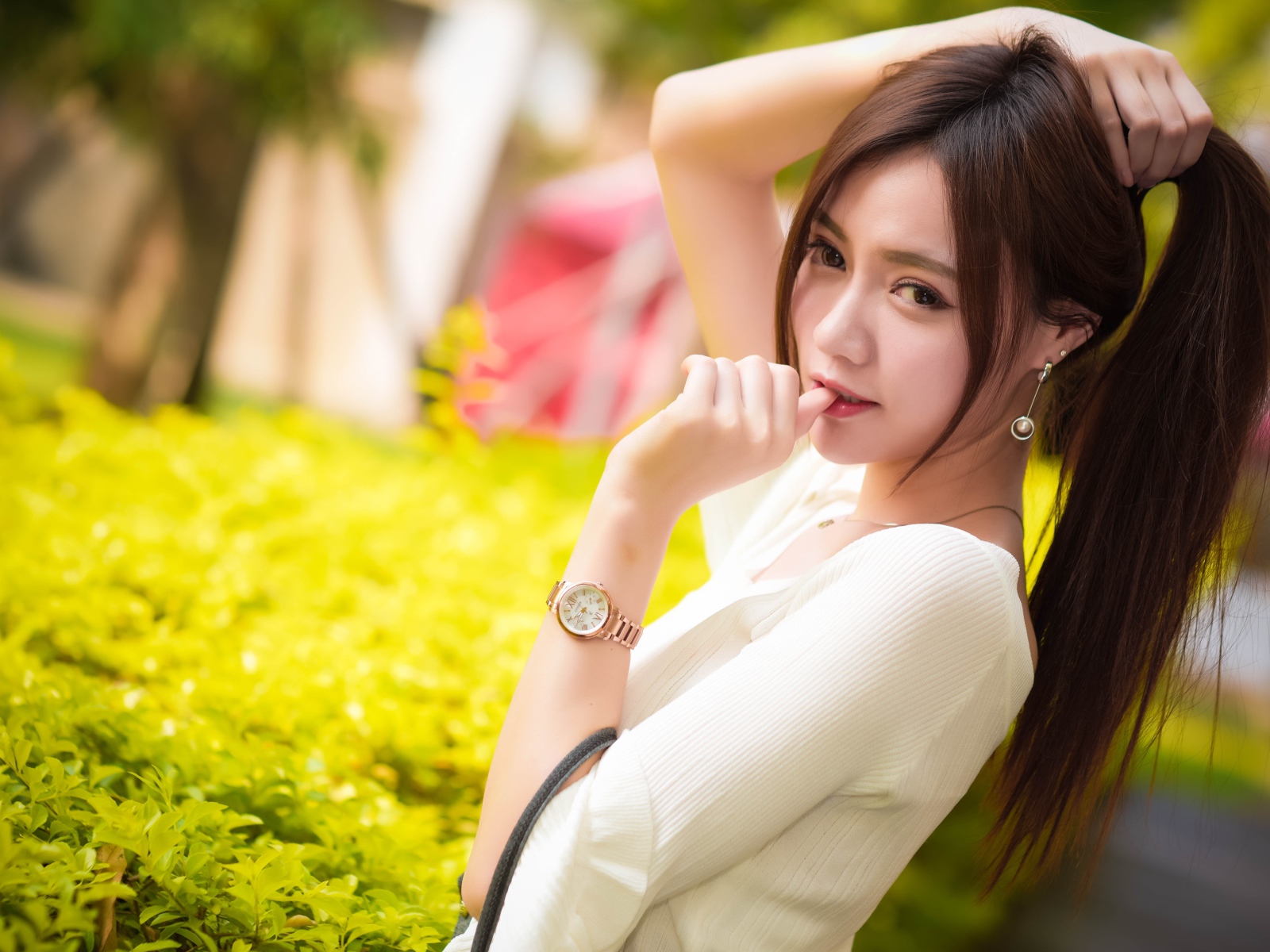 Молодая азиатка с часами на руке