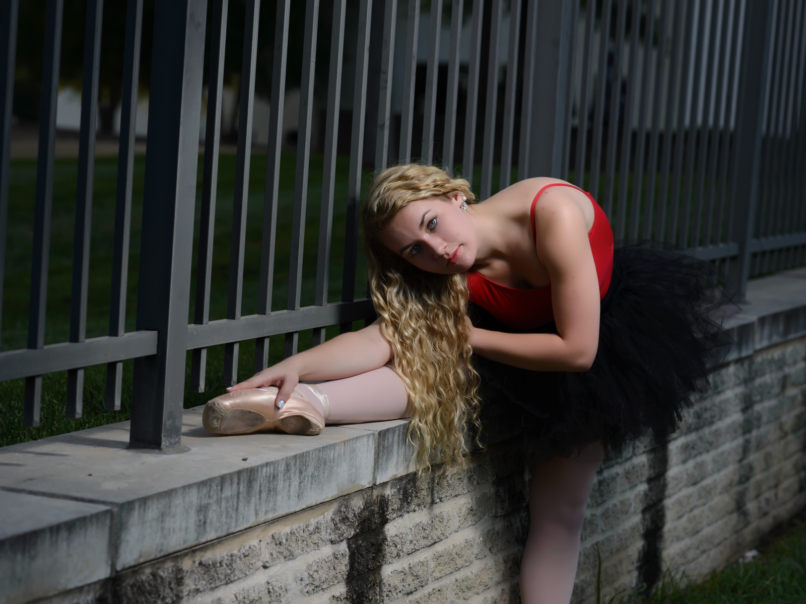 Молодая красивая девушка балерина делает растяжку