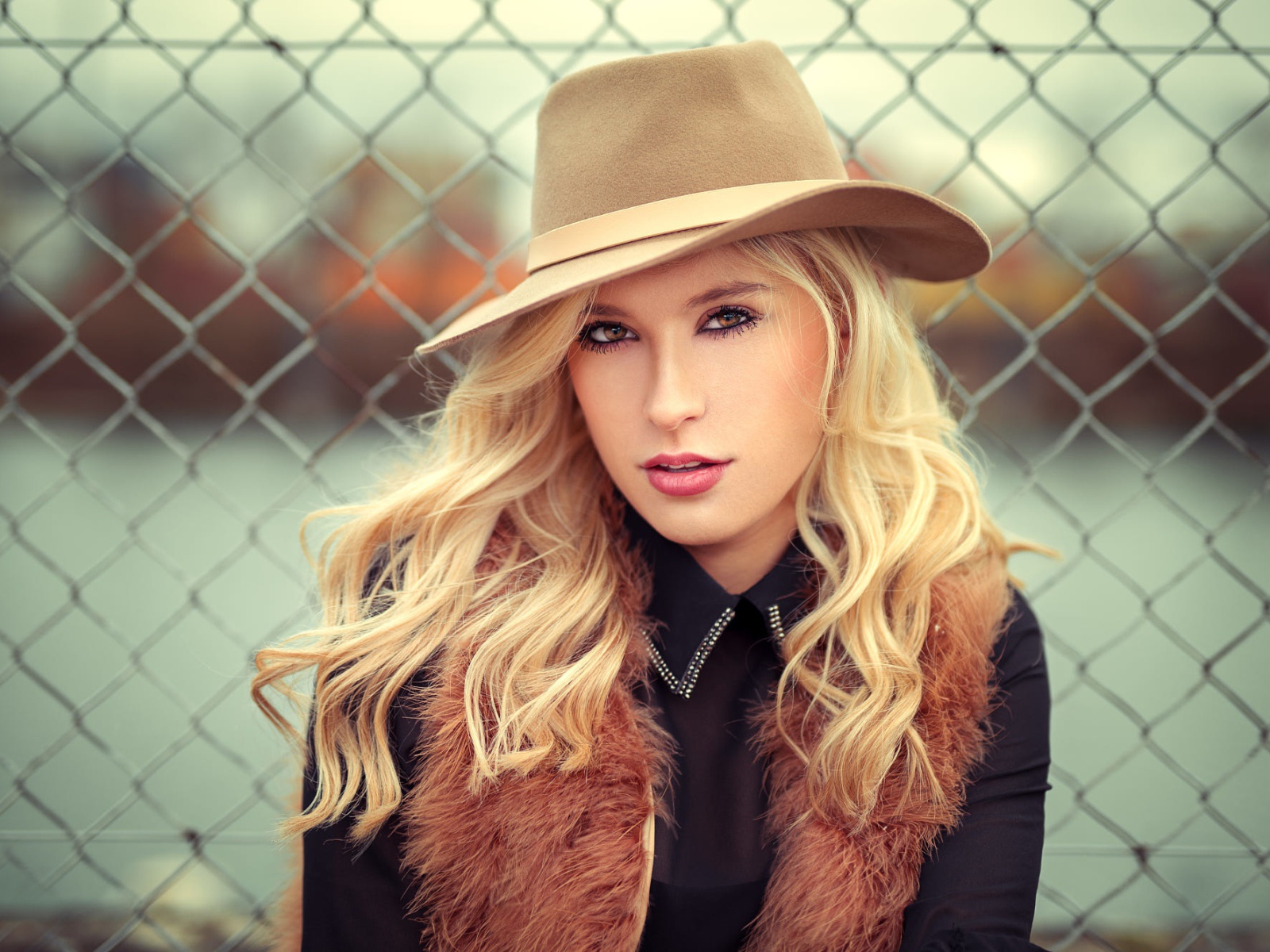 Молодая блондинка в шляпе