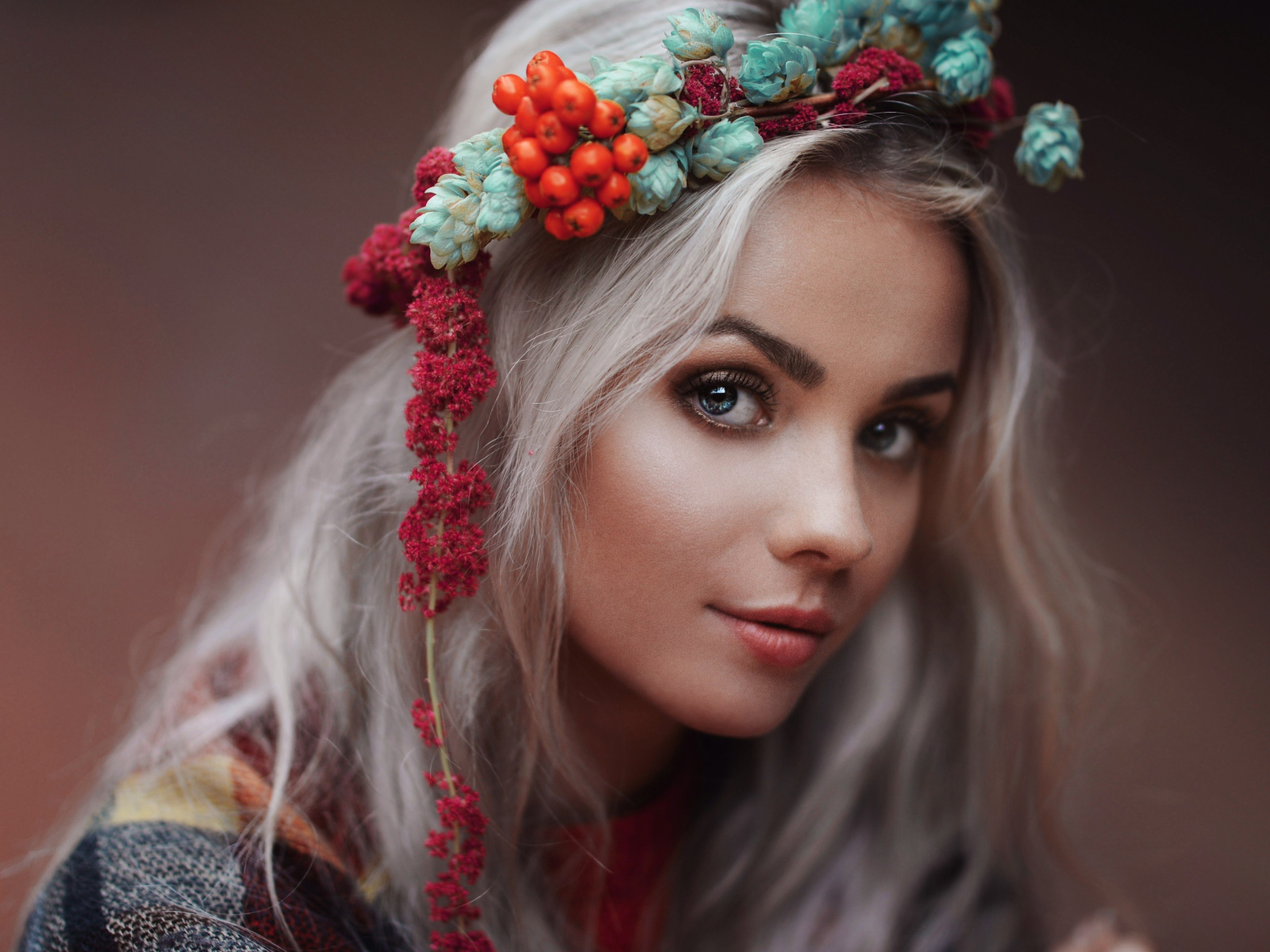 Молодая голубоглазая девушка с венком на голове