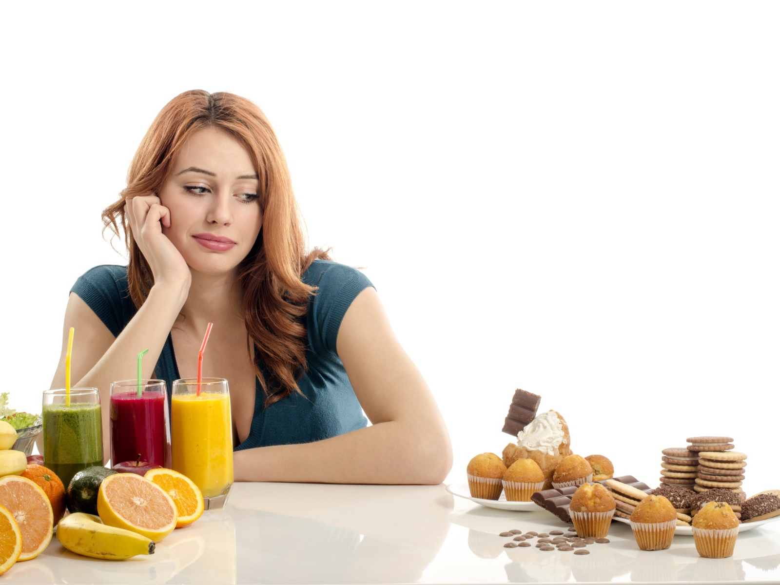 Молодая девушка на диете на белом фоне