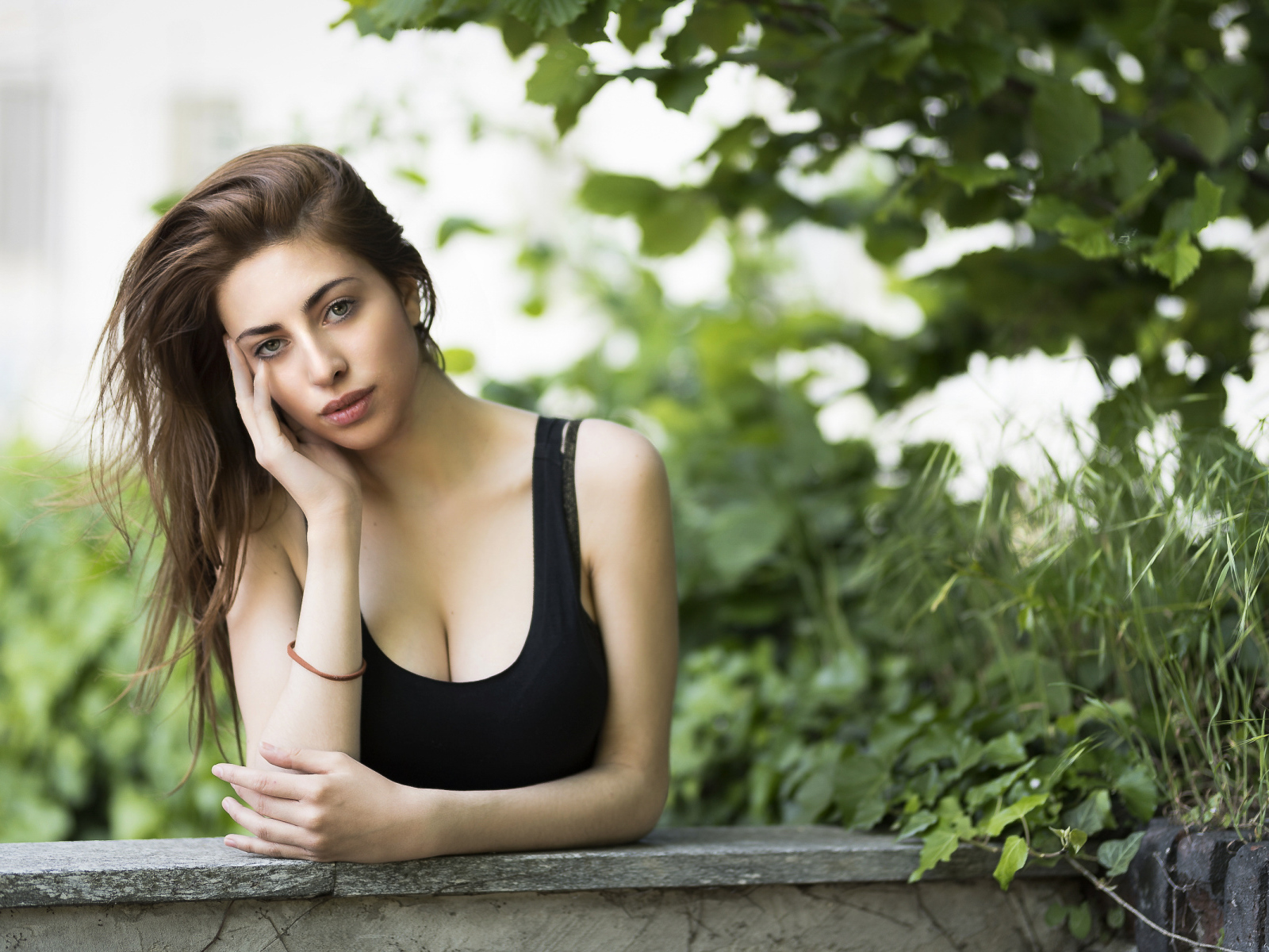 Молодая длинноволосая девушка в черной майке