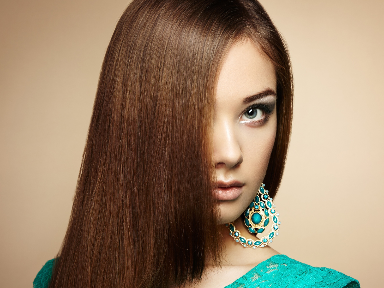Молодая эффектная девушка с бирюзовыми серьгами