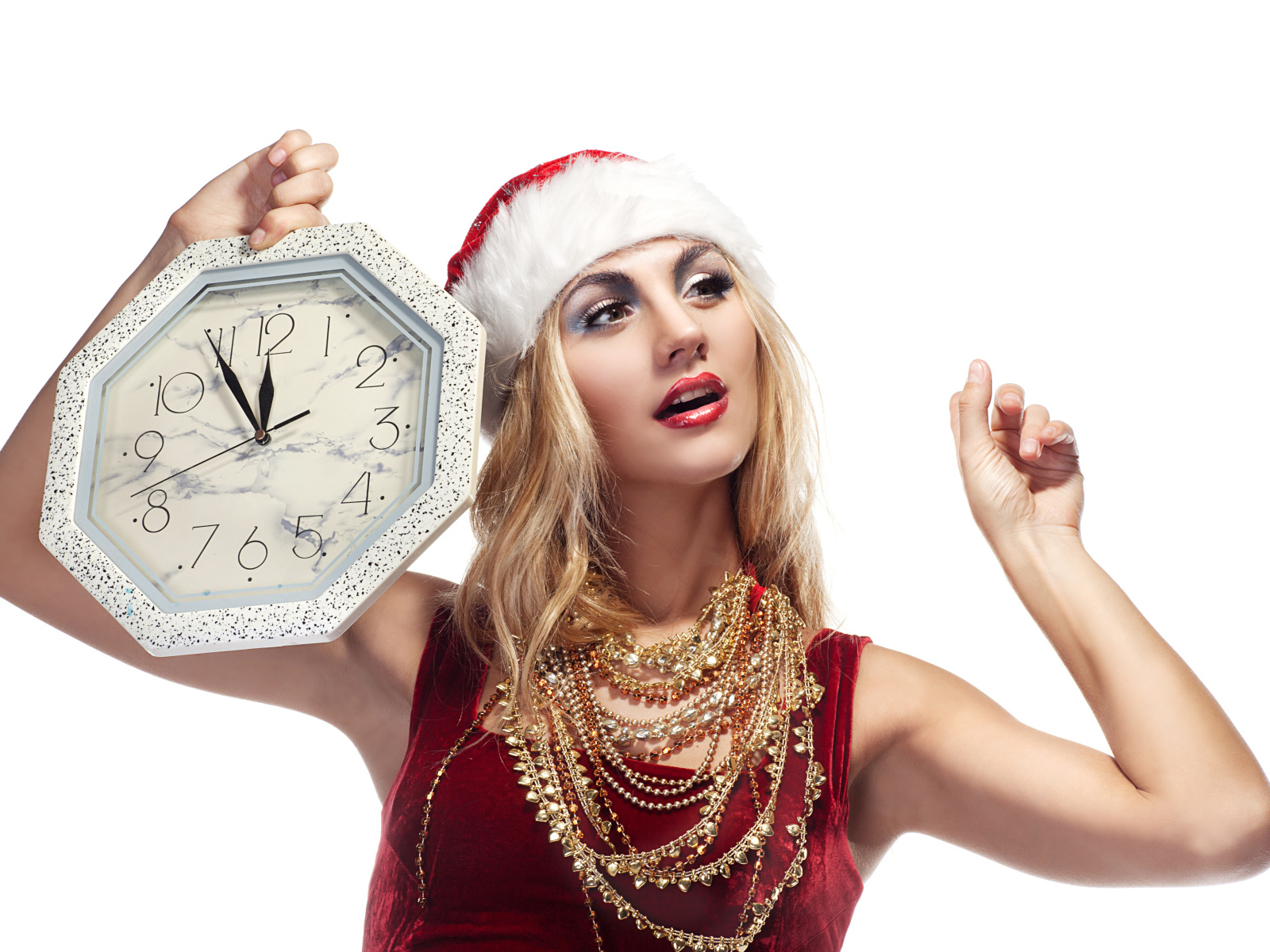 Яркая девушка в новогоднем костюме с часами в руке на белом фоне