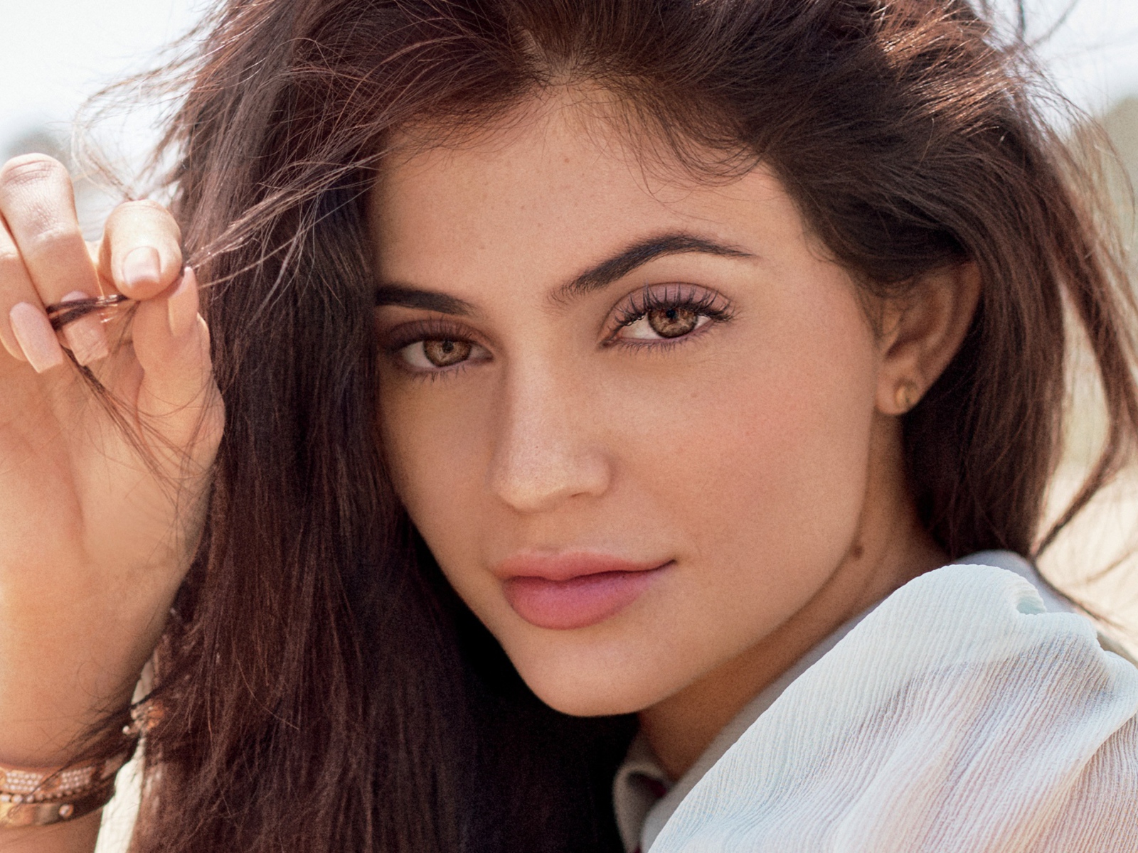 Кареглазая брюнетка модель Кайли Дженнер