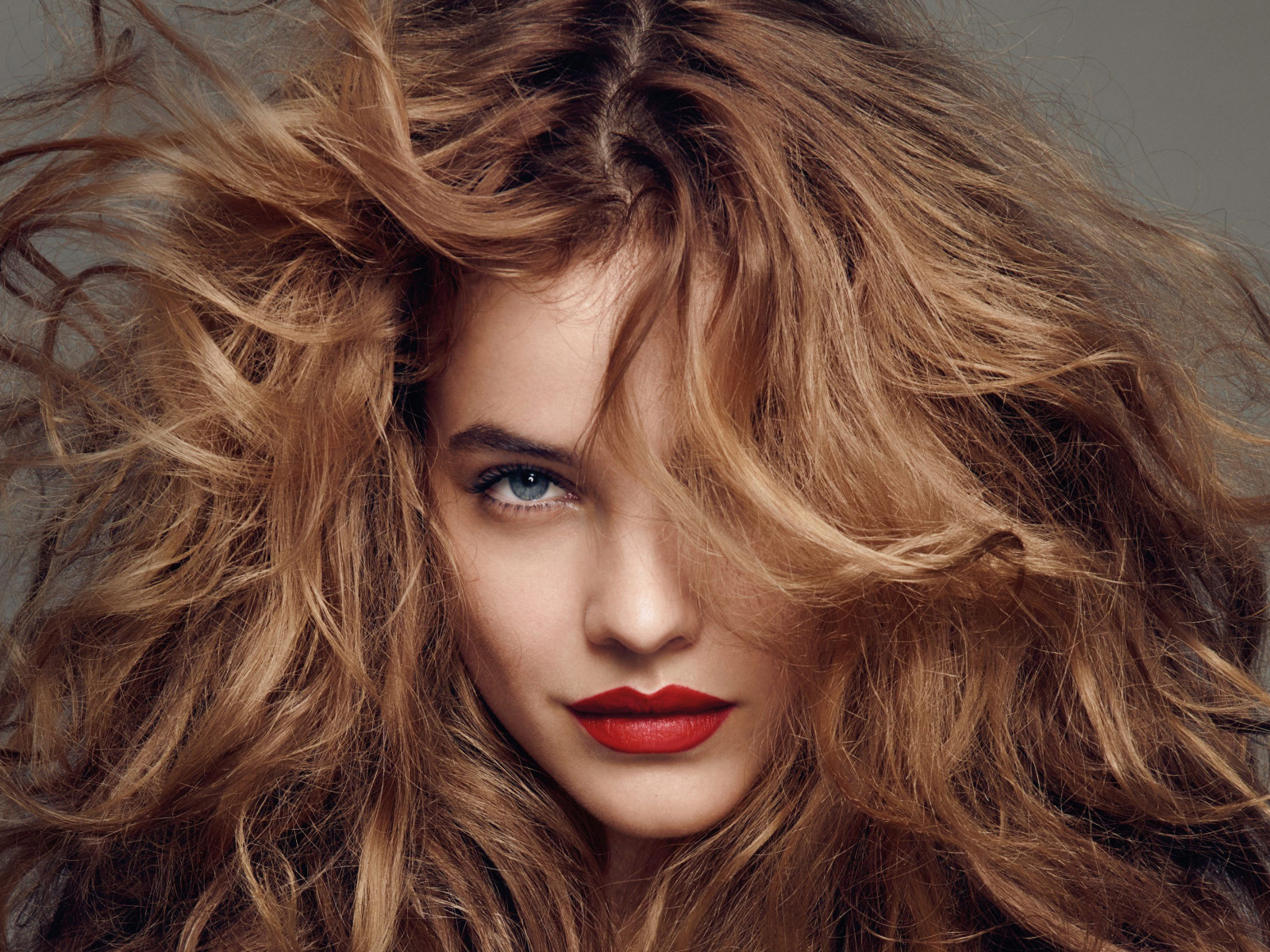 Модель Барбара Палвин с растрепанными волосами