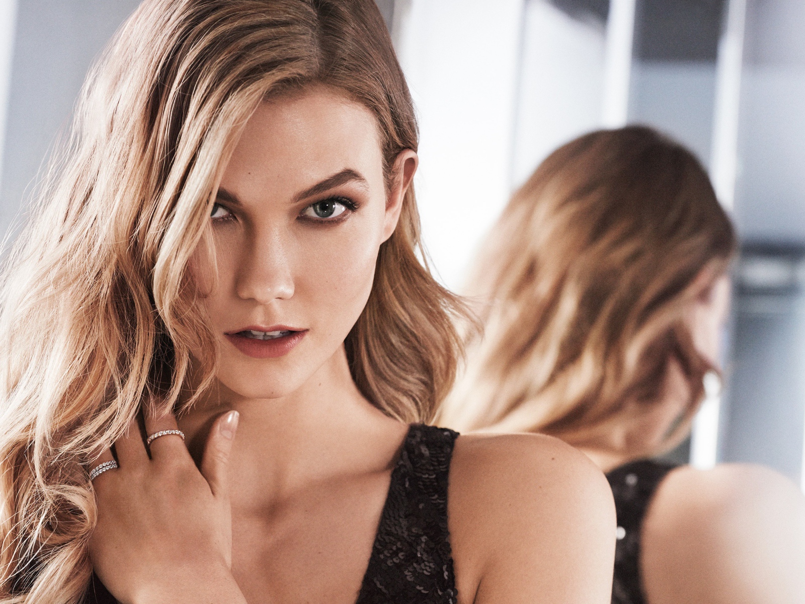 Супермодель Карли Клосс с кольцами на руке