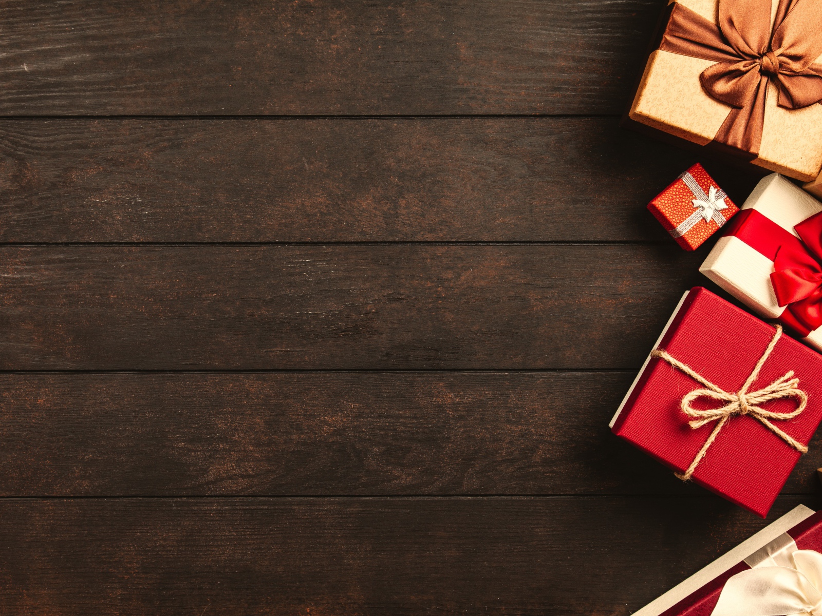 Много коробок с подарками на деревянном фоне, шаблон для открытки 