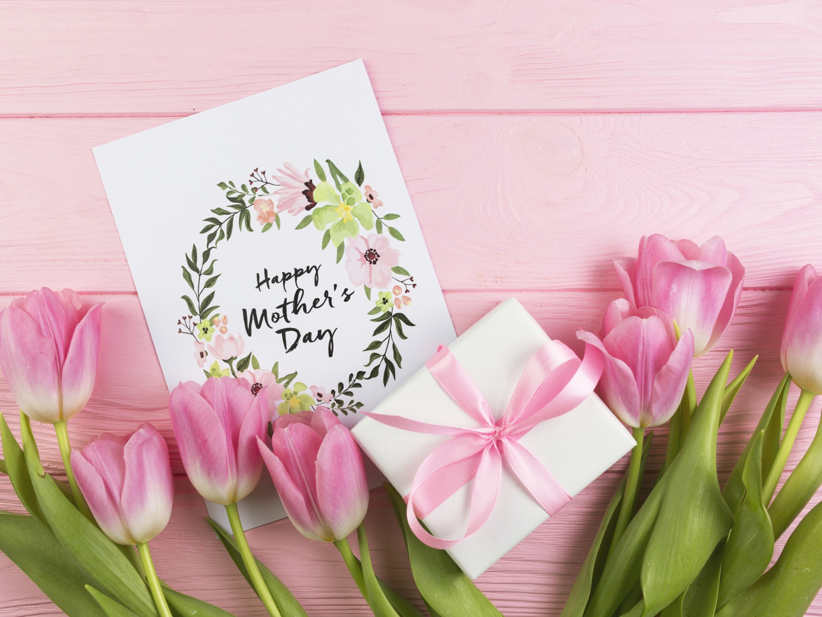 Розовые тюльпаны и подарок ко Дню Матери 