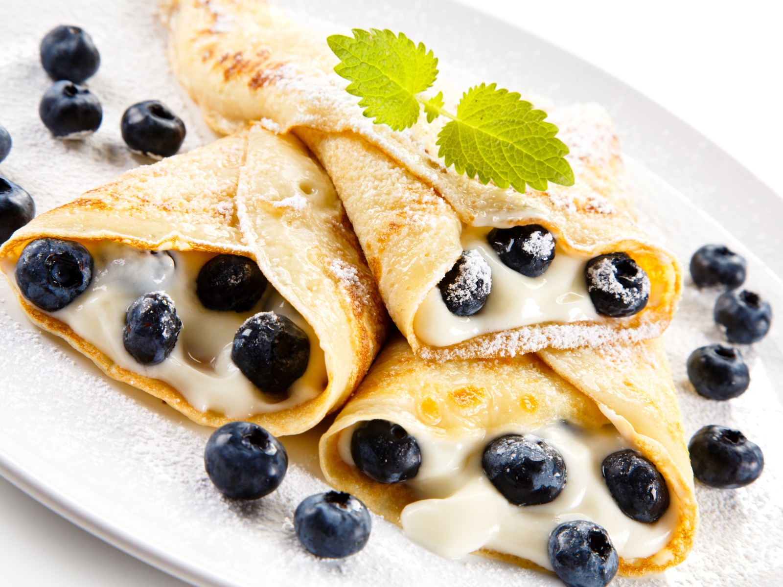 Аппетитные блины с творогом и черникой на Масленицу