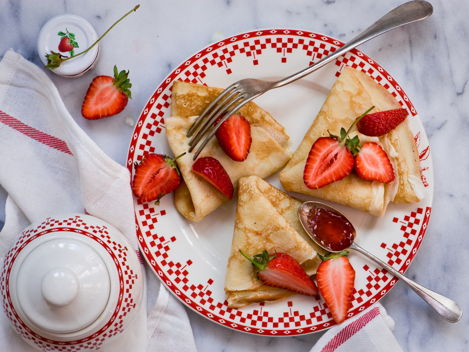 Аппетитные блины с клубникой на Масленицу