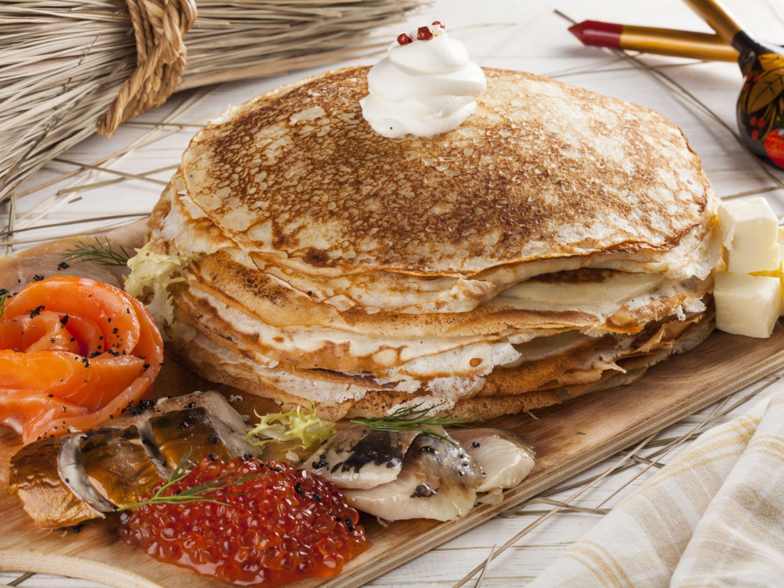 Вкусные блины с рыбой и красной икрой угощения на праздник Масленица