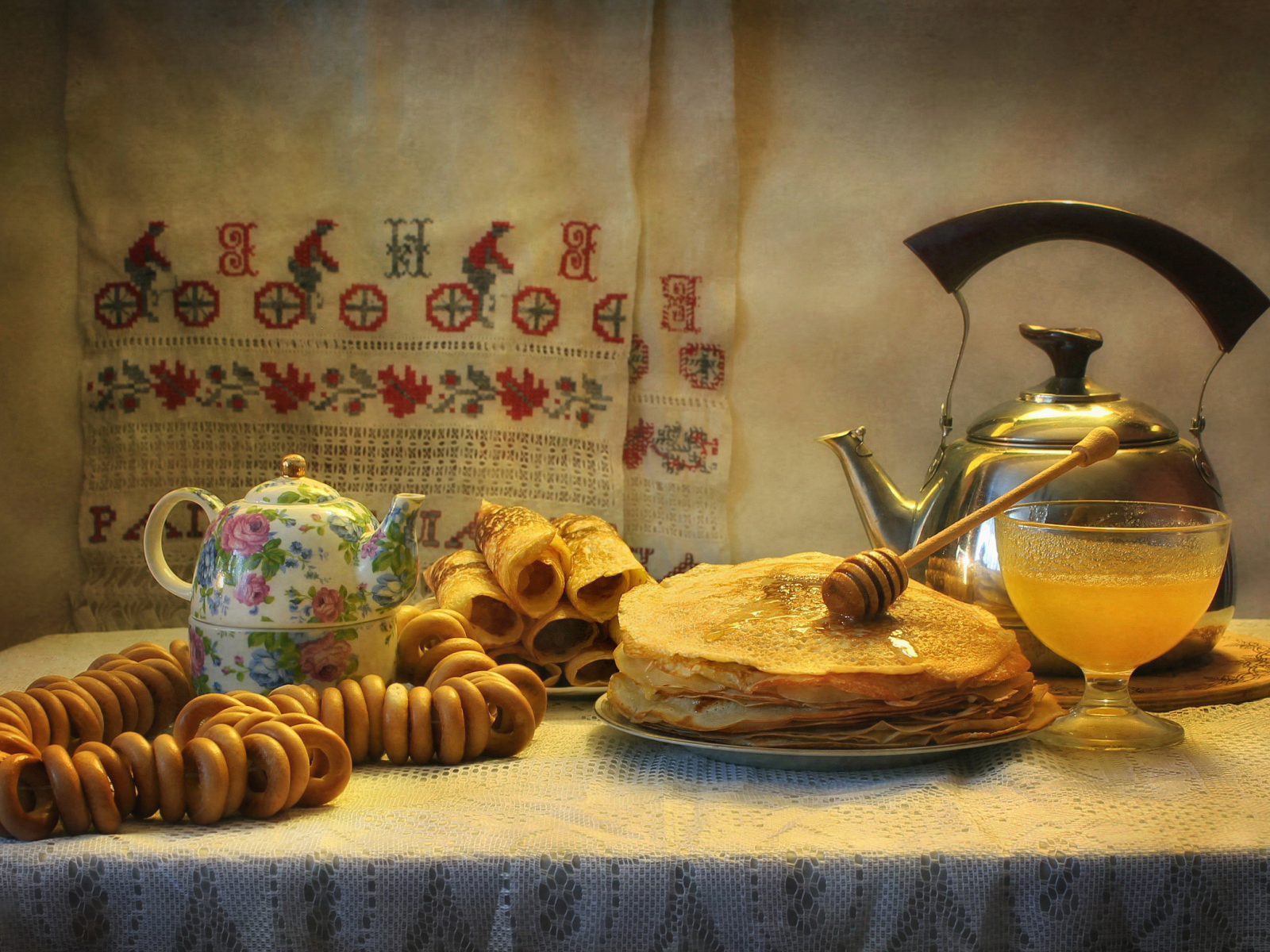 Праздничный стол с блинами и баранками на праздник Масленица