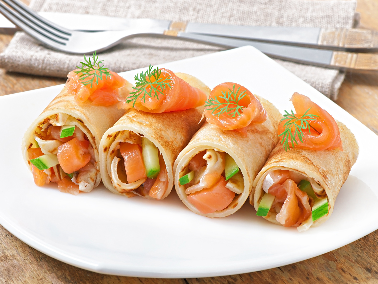 Рулетики из блинов с рыбой и огурцами на масленицу