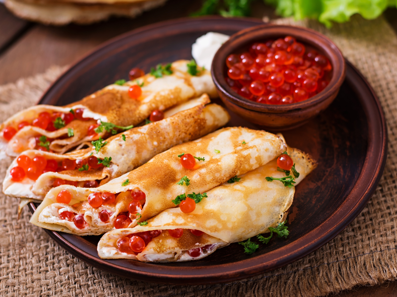 Рулетики из блинов с красной икрой на Масленицу