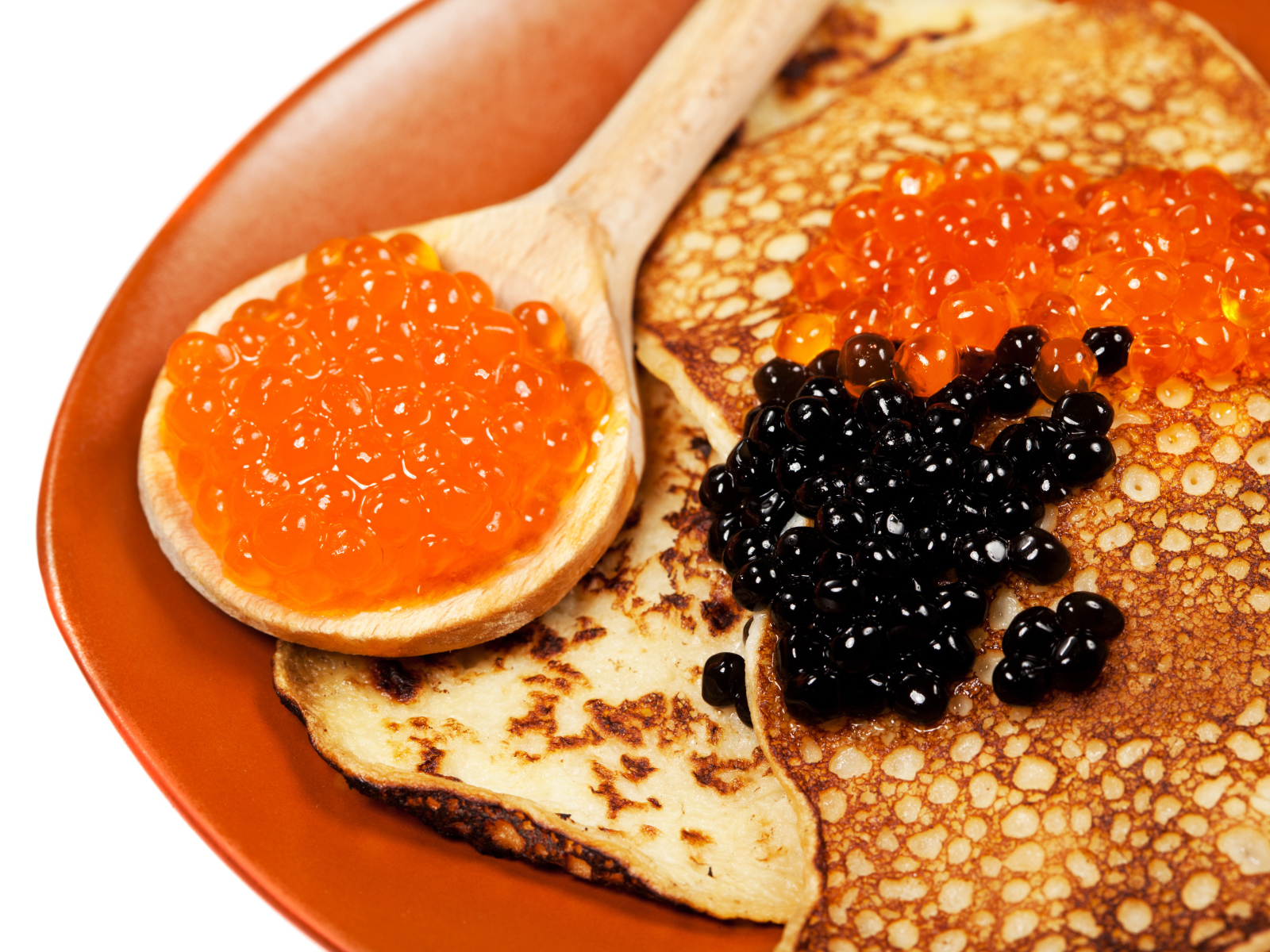 Румяные аппетитные блинчики с красной и черной икрой на Масленицу