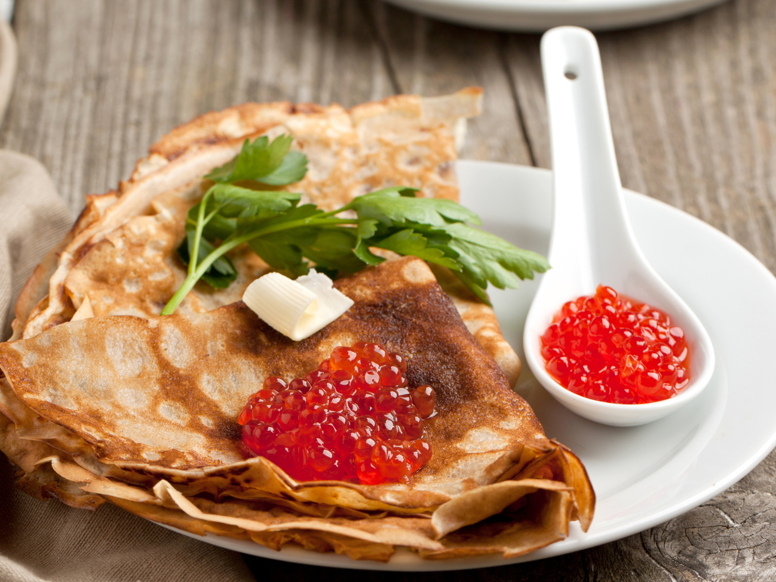 Румяные тонкие блины с красной икрой на Масленицу