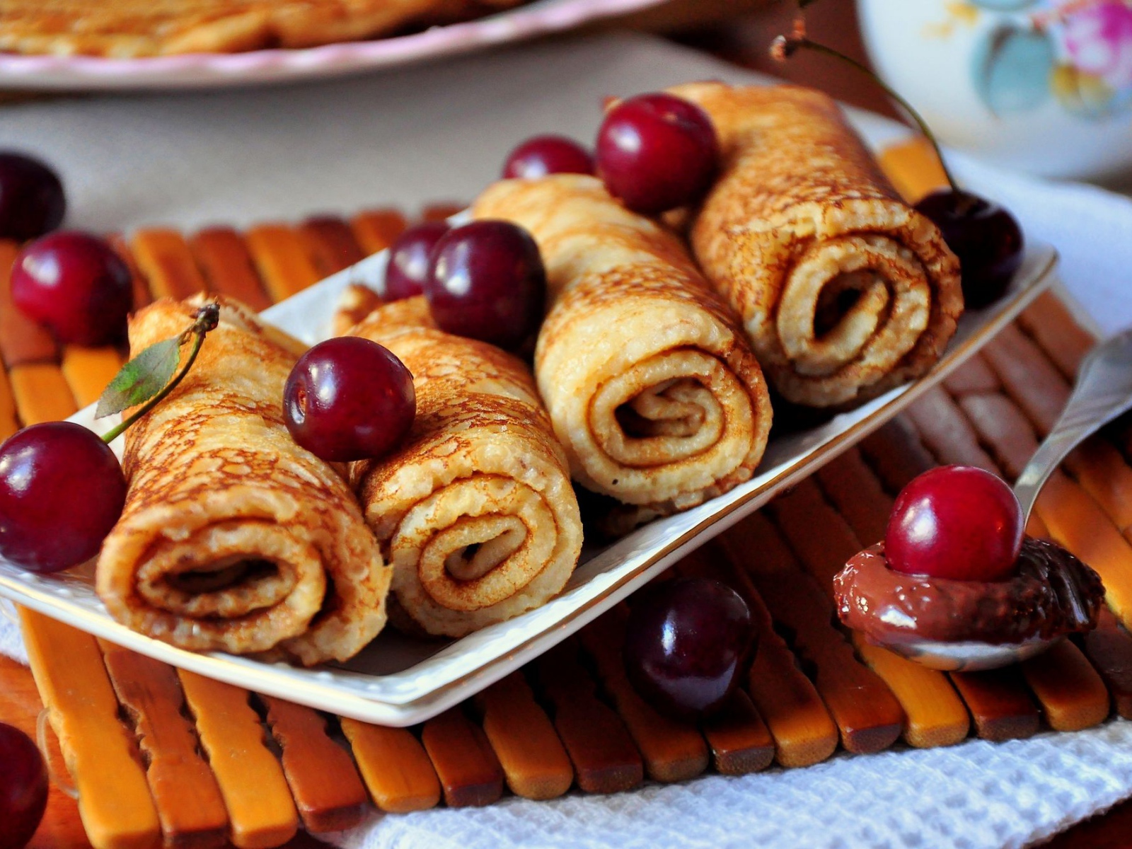 Тонкие блины с вишней угощение на праздник Масленица 2019 