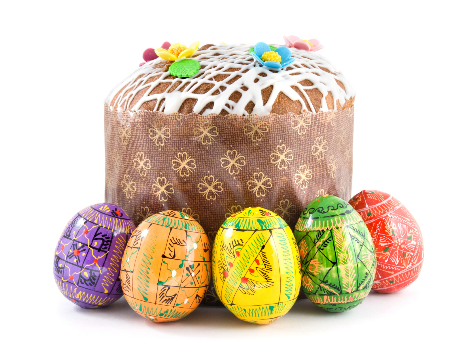Пасхальный кулич с расписанными яйцами на белом фоне