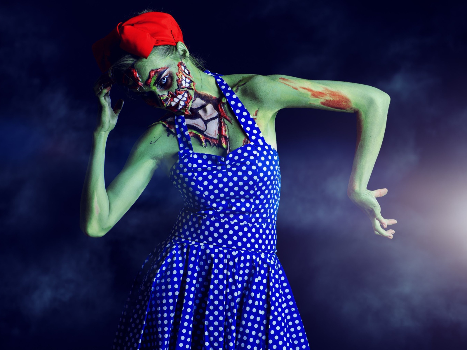 Девушка с гримом зомби на праздник Хэллоуин
