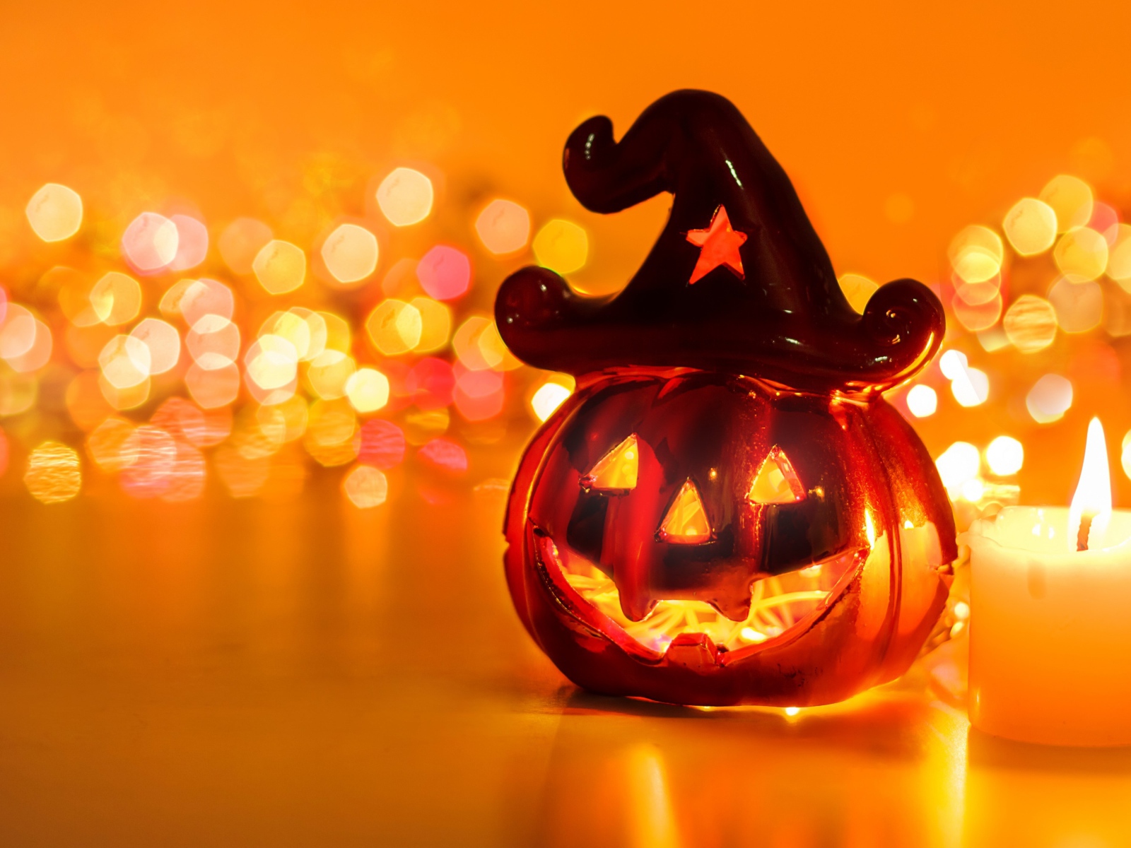 Тыква с зажженной свечой на праздник Хэллоуин