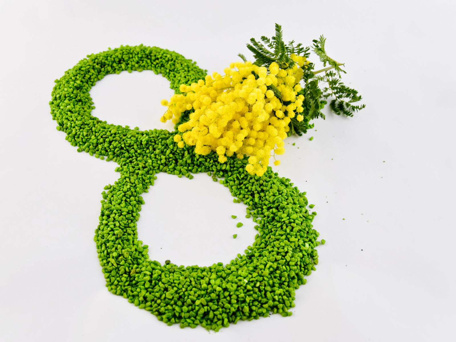 8 марта и ветка мимозы на сером фоне