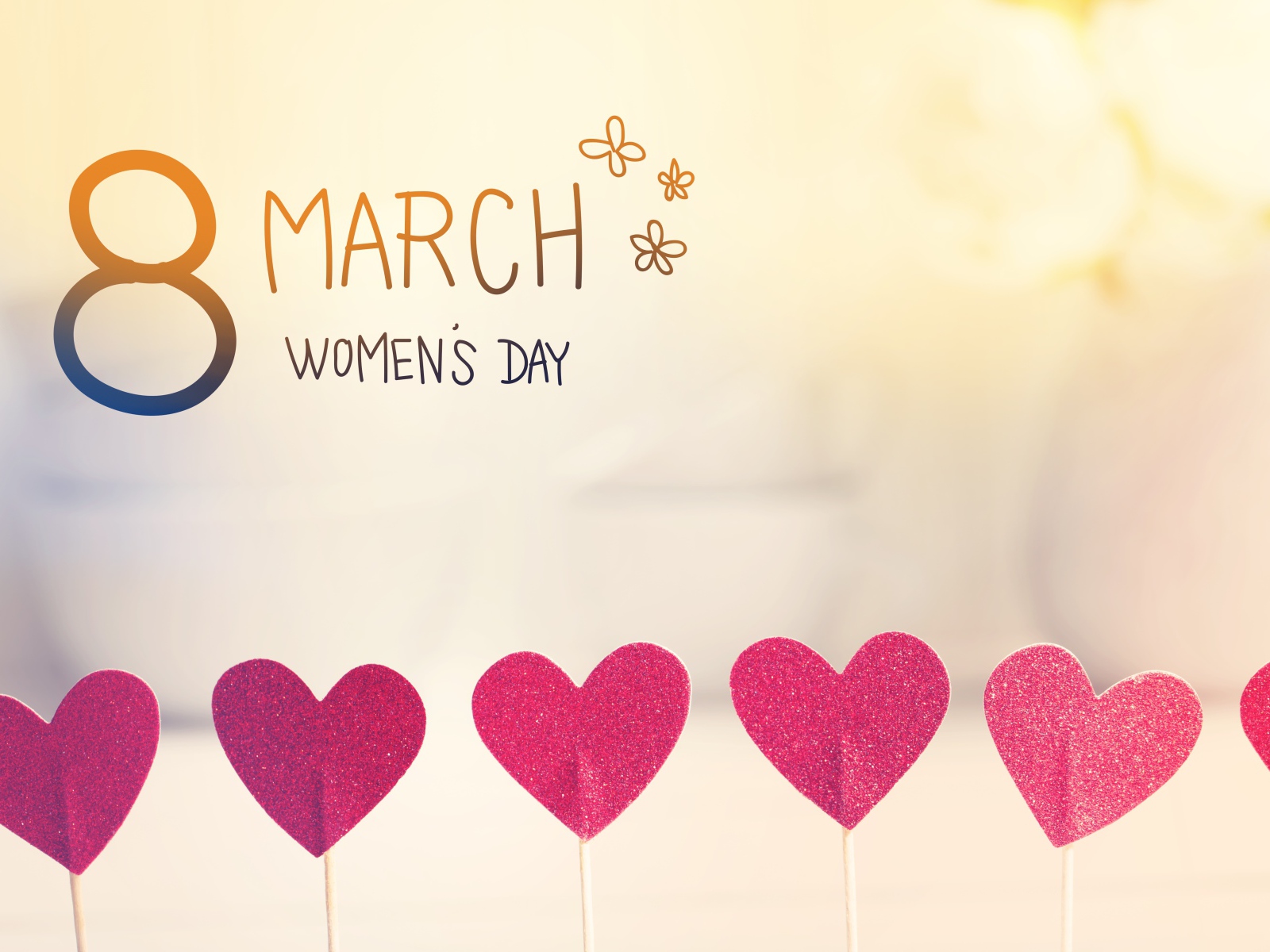 Красные сердечки и надпись С Международным женским днем на английском