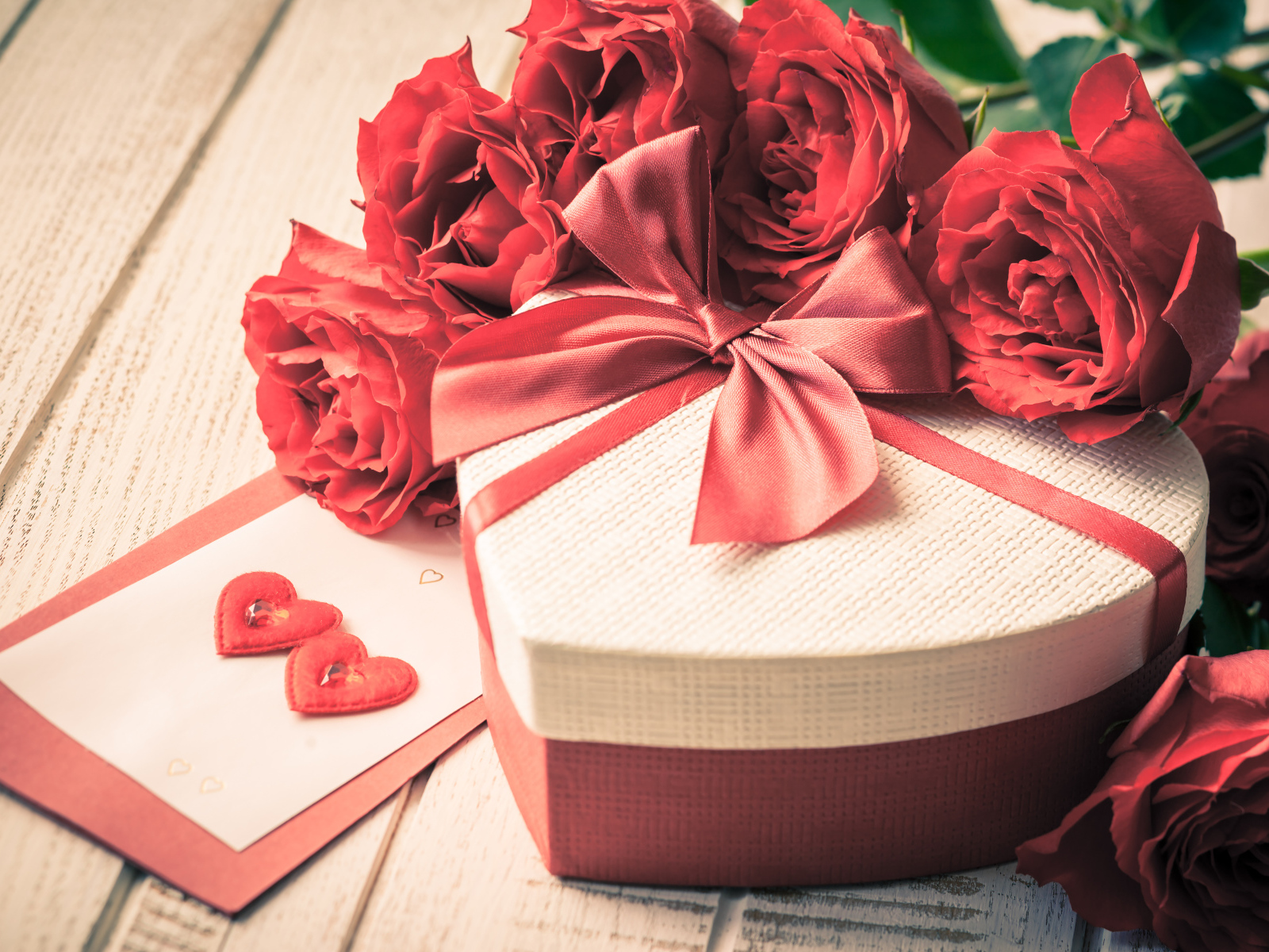 Красивая подарочная коробка в форме сердца и букет роз в подарок на 14 февраля 