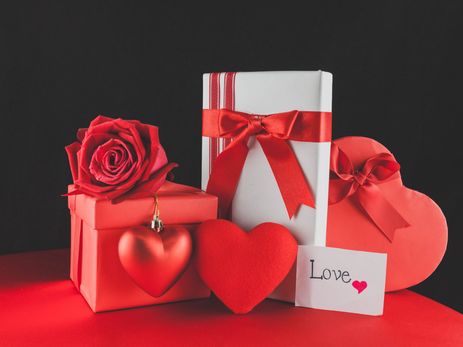 Подарки с красной розой и сердцем на 14 февраля 