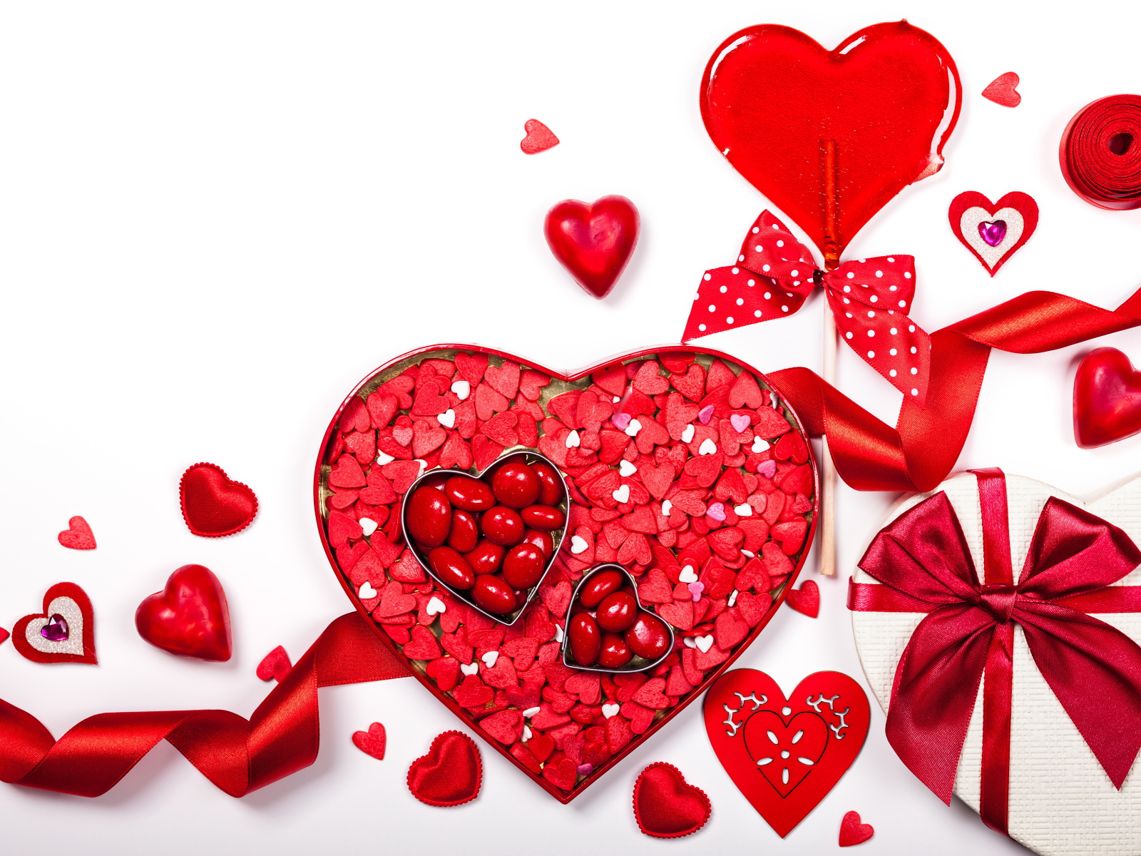 Коробка в форме сердца с конфетами на белом фоне подарок на День Святого Валентина