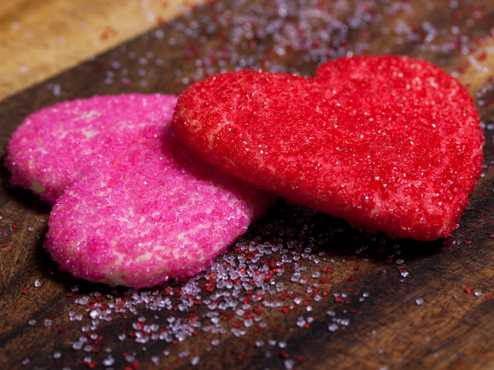 Два печенья в форме сердца в сахаре на День Святого Валентина 14 февраля