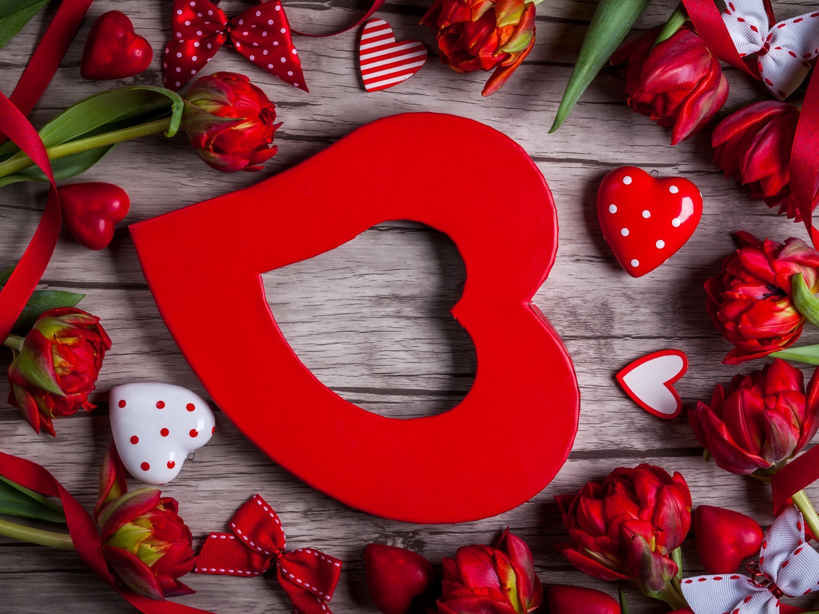 Большое красное сердце с красными тюльпанами