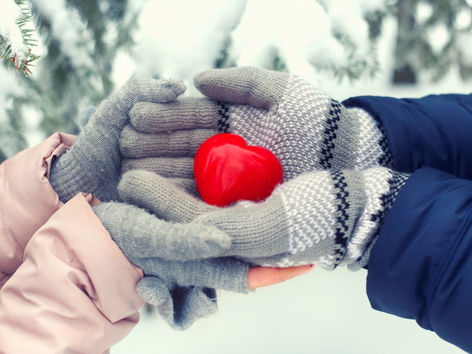 Руки парня и девушка с красным сердечком 