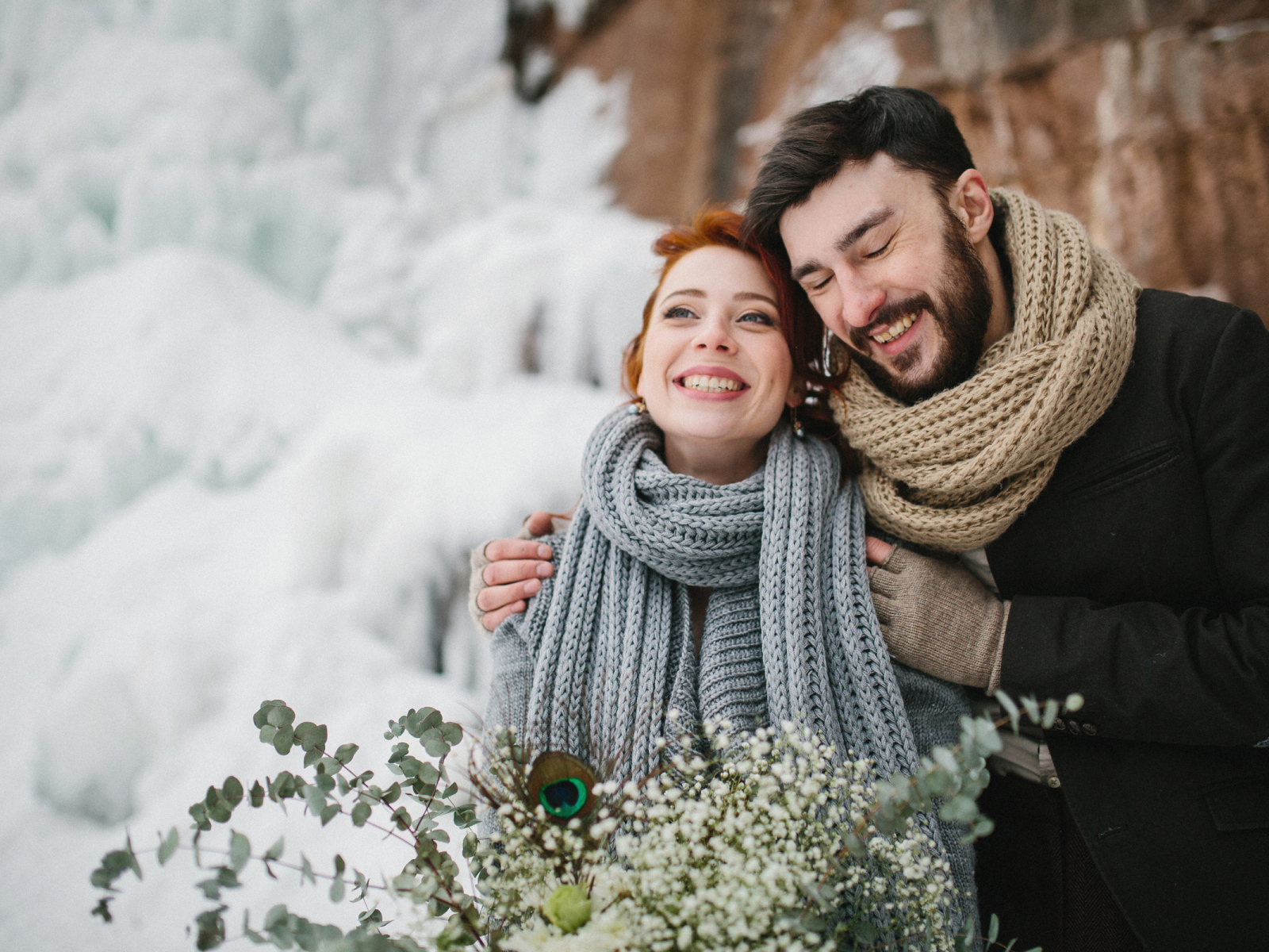 Влюбленная счастливая пара зимой