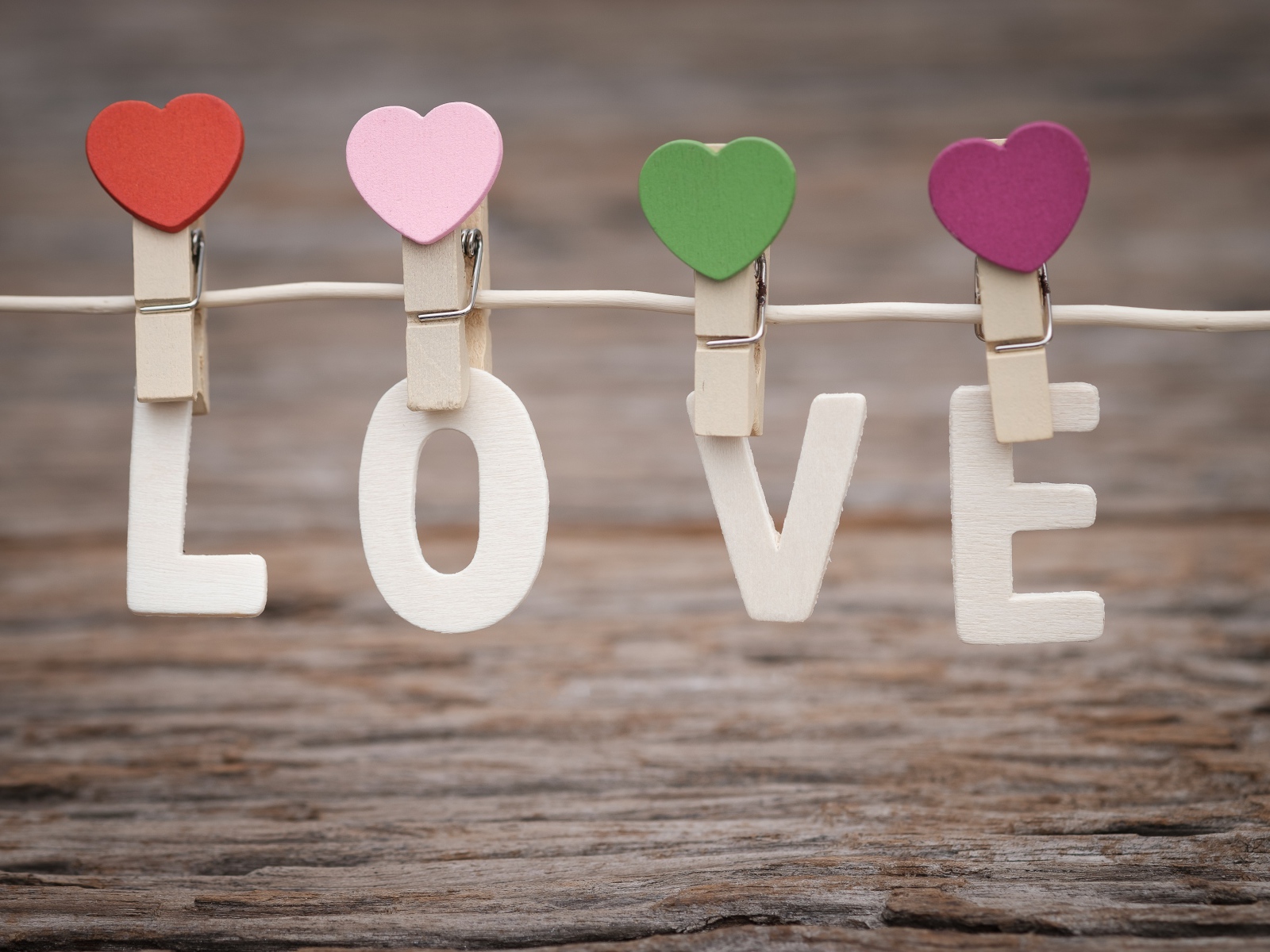 Буквы LOVE на прищепках на веревке