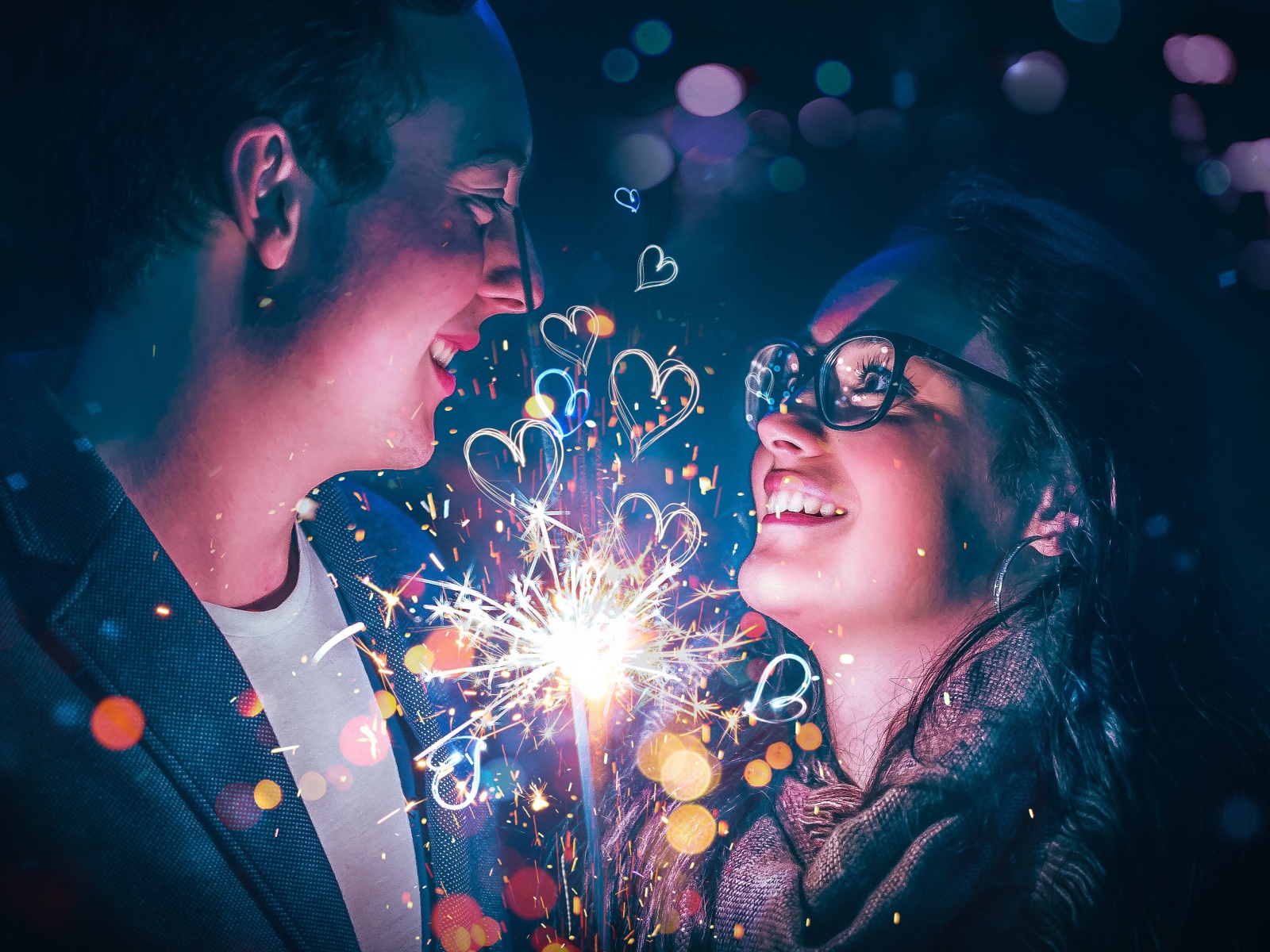 Влюбленные парень и девушка с бенгальским огнем в руке