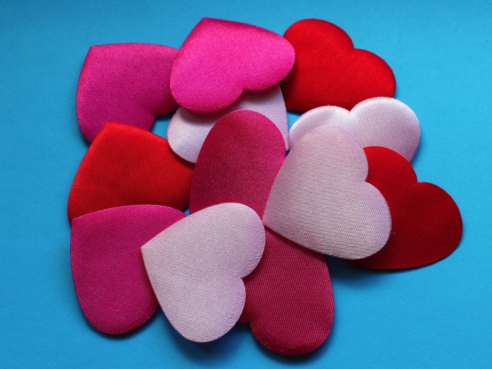 Разноцветные сердечки на голубом фоне