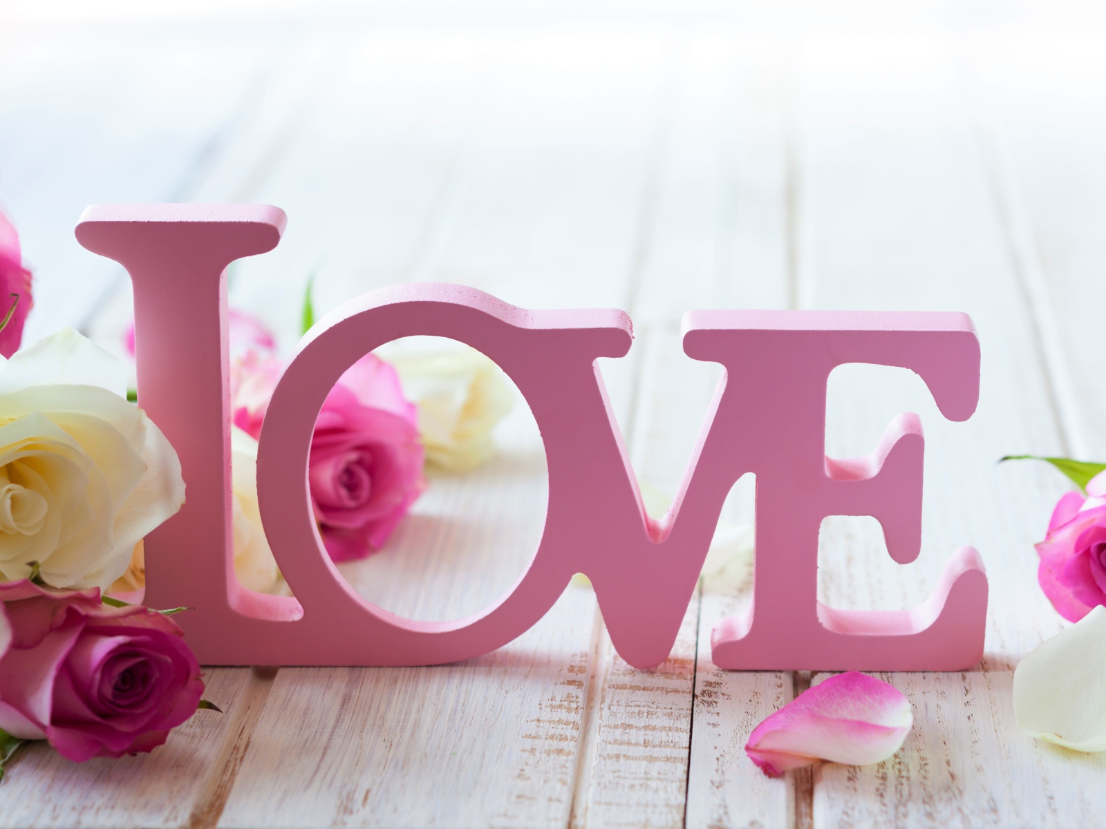 Розовая надпись любовь с нежными белыми и розовыми розами