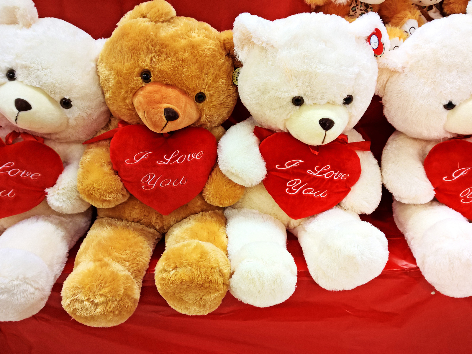 Плюшевые игрушечные мишки с сердечками